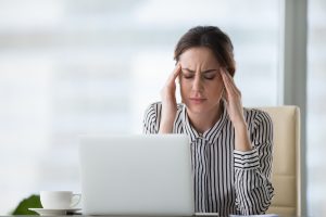 Existe relação entre dor de cabeça e problema de visão? Descubra!