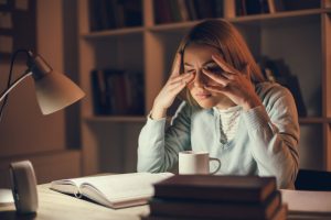 Está com coceira nos olhos? Veja 6 possíveis causas e como tratar