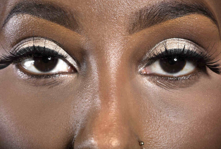 Aprenda como cuidar melhor da saúde ocular adotando estes 7 cuidados essenciais se você usa maquiagem para os olhos. Confira no artigo!