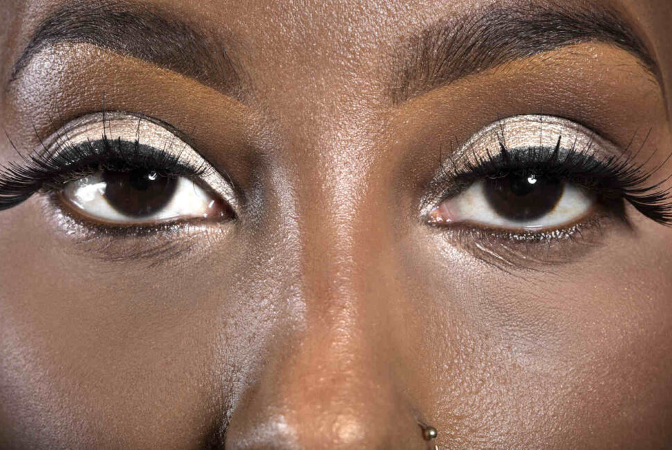 Aprenda como cuidar melhor da saúde ocular adotando estes 7 cuidados essenciais se você usa maquiagem para os olhos. Confira no artigo!