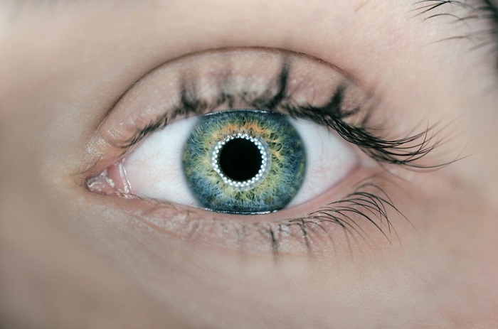A escolha da lente intraocular depende de vários fatores, como o estilo de vida do paciente, o grau de astigmatismo, a presença de outras condições oculares, entre outros.